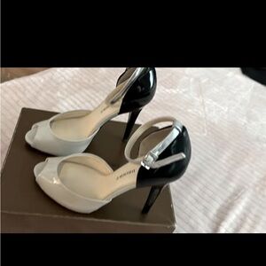 Audrey Brooke Size 6 beige/black patent leather heel
